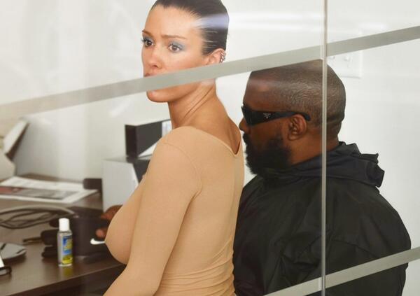 Kanye West compra una Porsche e rifiuta Bianca Censori che fa le fusa? Ecco cosa dice il linguaggio del corpo. Intanto la moglie esce in pelliccia con la figlia di Ye e Kim Kardashian, ma... [VIDEO]