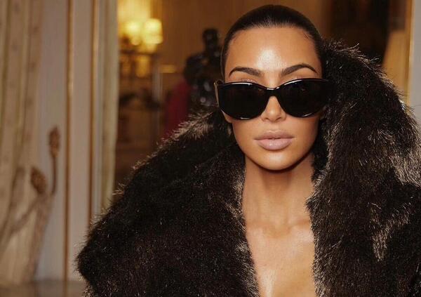 Il Carnival di Kanye West, ma l&rsquo;avete vista Kim Kardashian che copia Bianca Censori? Ecco il cosplay definitivo tra la figlia di Kris Jenner e la moglie [FOTO]