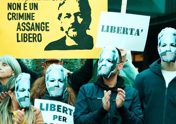 Ok, ma a che caz*o serve manifestare per il fondatore di WikiLeaks a Milano? L&rsquo;organizzatore di Free Assange Italia prova a convincerci: &ldquo;Governo e Pd muti, bisogna fare pressione sulla politica&rdquo;