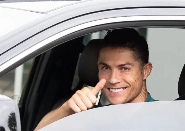 Ma l&rsquo;avete vista la nuova Ferrari di Cristiano Ronaldo? Ecco che modello &egrave; e quanti milioni vale (spoiler: nemmeno quattro giorni di stipendio di CR7) [VIDEO]