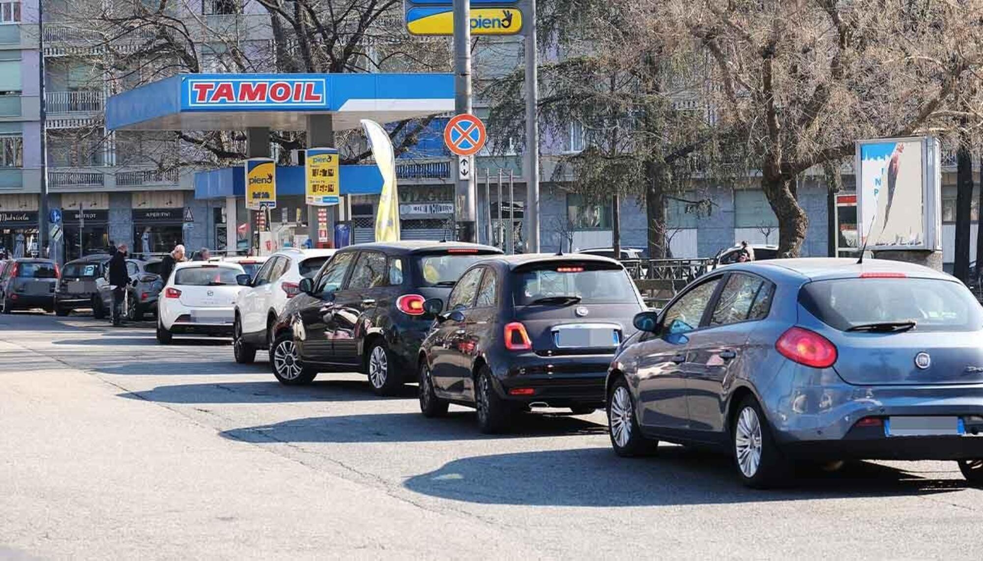 Auto in coda al benzinaio 