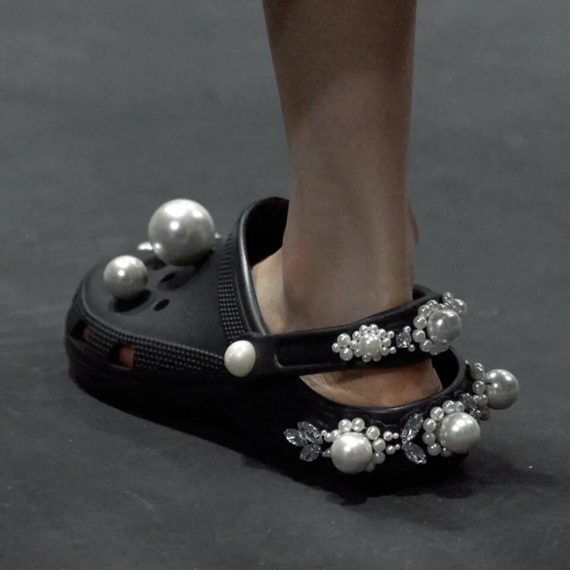 Crocs sulle passerelle di alta moda, con minerali e pietre