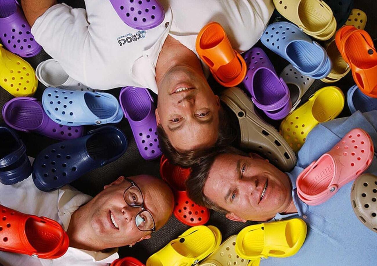 Da scarpa pi&ugrave; brutta di sempre a must have: ecco perch&eacute; non ci libereremo mai delle Crocs