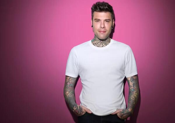 Ma l&rsquo;avete vista la nuova Ferrari di Fedez (col padre)? Ecco che modello &egrave;, il prezzo e cosa non torna sulla Roma Spider [VIDEO]