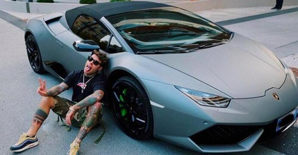 Ok, ma cosa c&rsquo;entra adesso Fedez con il motorsport e con il mondo auto?