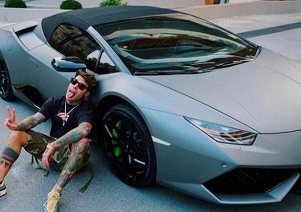 Ok, ma cosa c&rsquo;entra adesso Fedez con il motorsport e con il mondo auto?