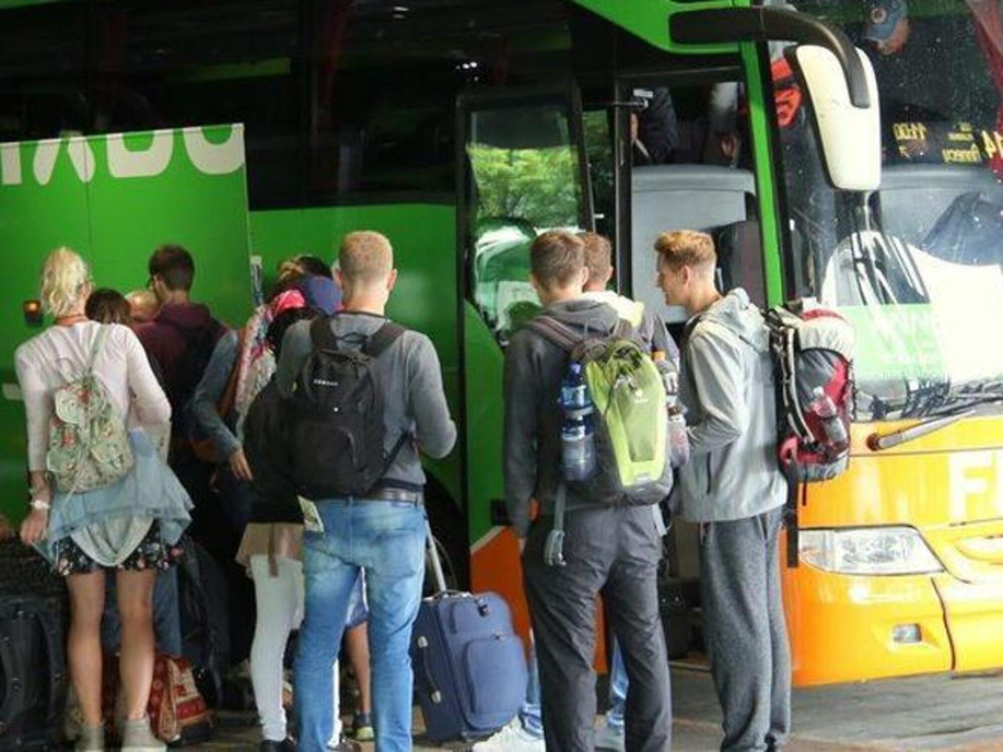 Giovani e srudenti che salgono su Flixbus