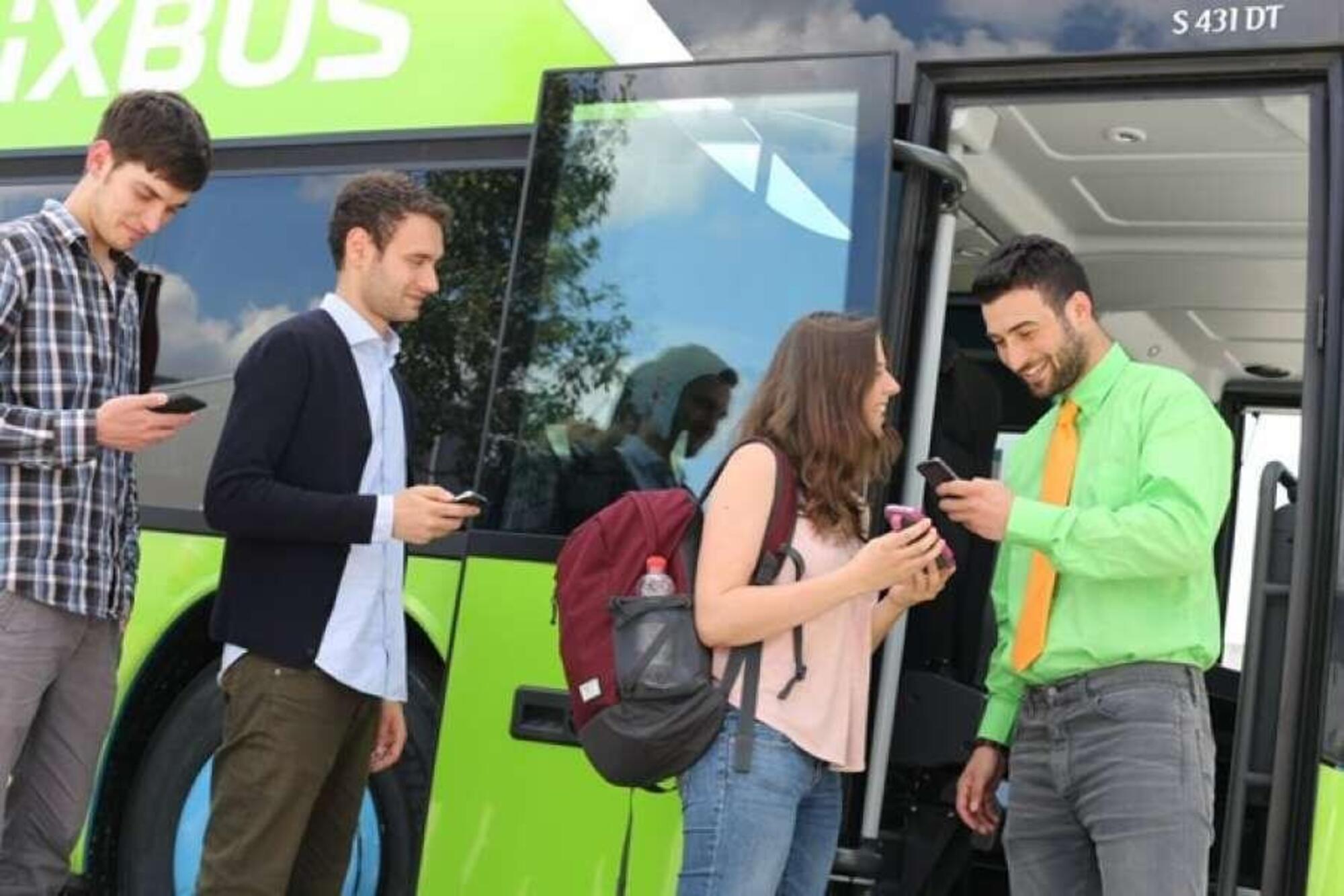 Un&rsquo;immagine pubblicitaria di Flixbus che mostra un autista giovane, felice e sorridente (difficilmente riscontrato nella realt&agrave;)