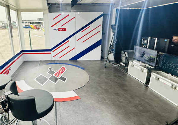 La MotoGP vista dal camion di Sky: cronaca di un pomeriggio in diretta con Vera Spadini e Mattia Pasini