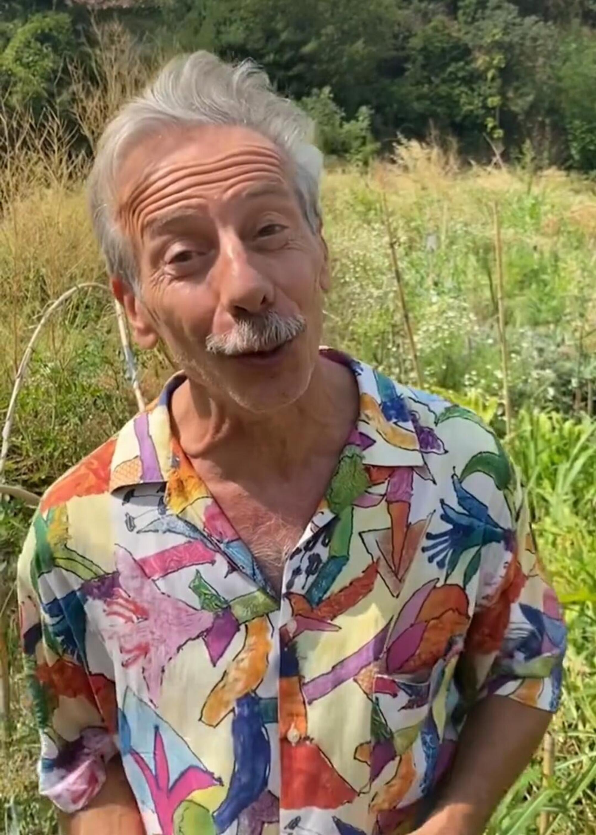 Giovanni in uno dei suoi video