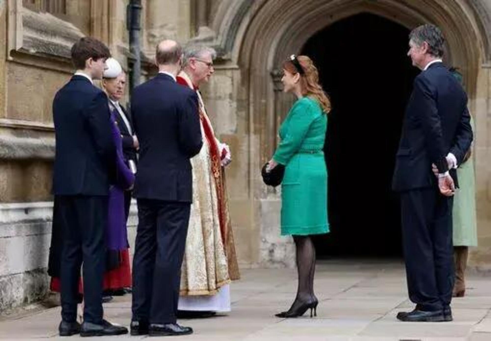 Sarah Ferguson con cappotto abbottonato verde brillante