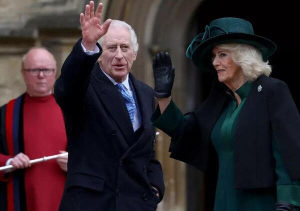 Cosa ci dice il linguaggio del corpo della Royal Family alla messa di Pasqua? La complicit&agrave; Carlo-Camilla, la scelta del colore verde e l&rsquo;assenza di Kate e William&hellip; 