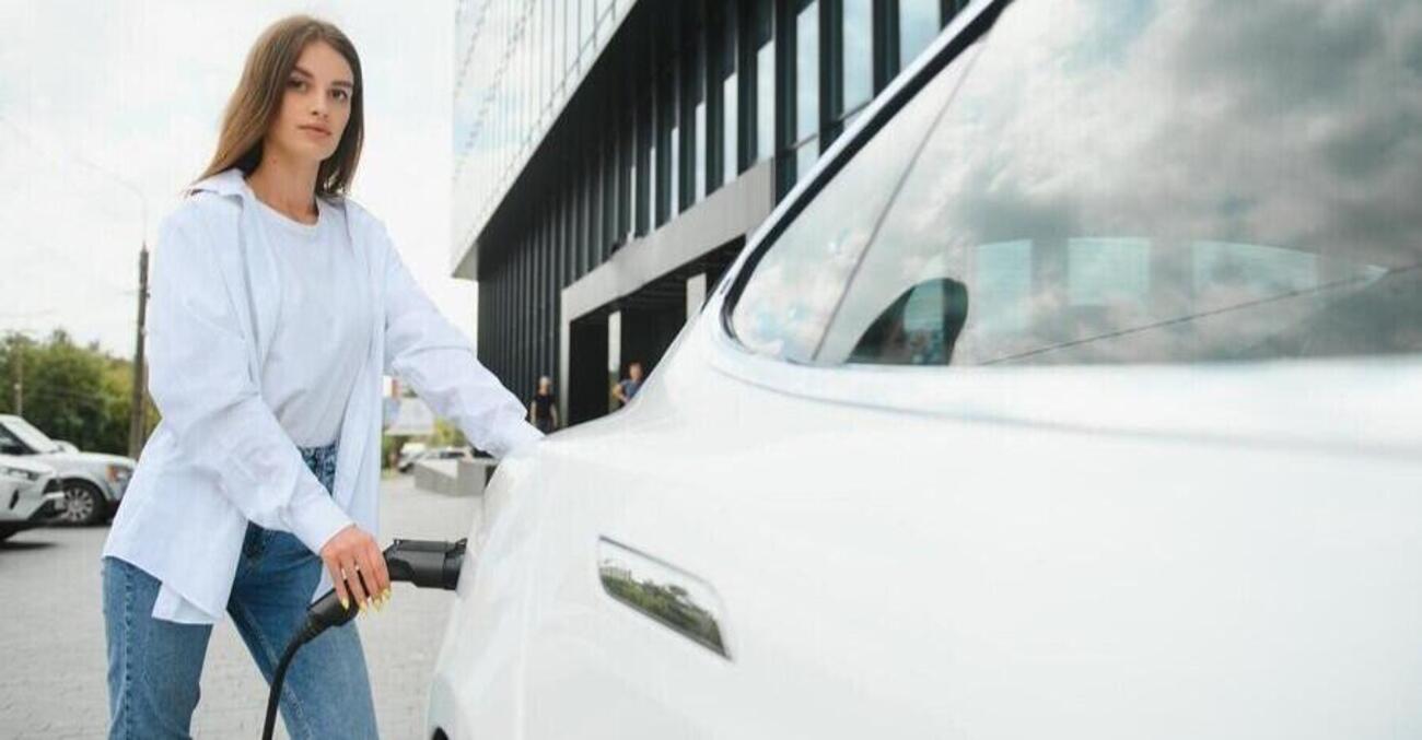 Auto elettriche, anche Goldman Sachs si rimangia le previsioni: ecco il report che dice che il futuro non &egrave; pi&ugrave; a batteria (al massimo ibrido)