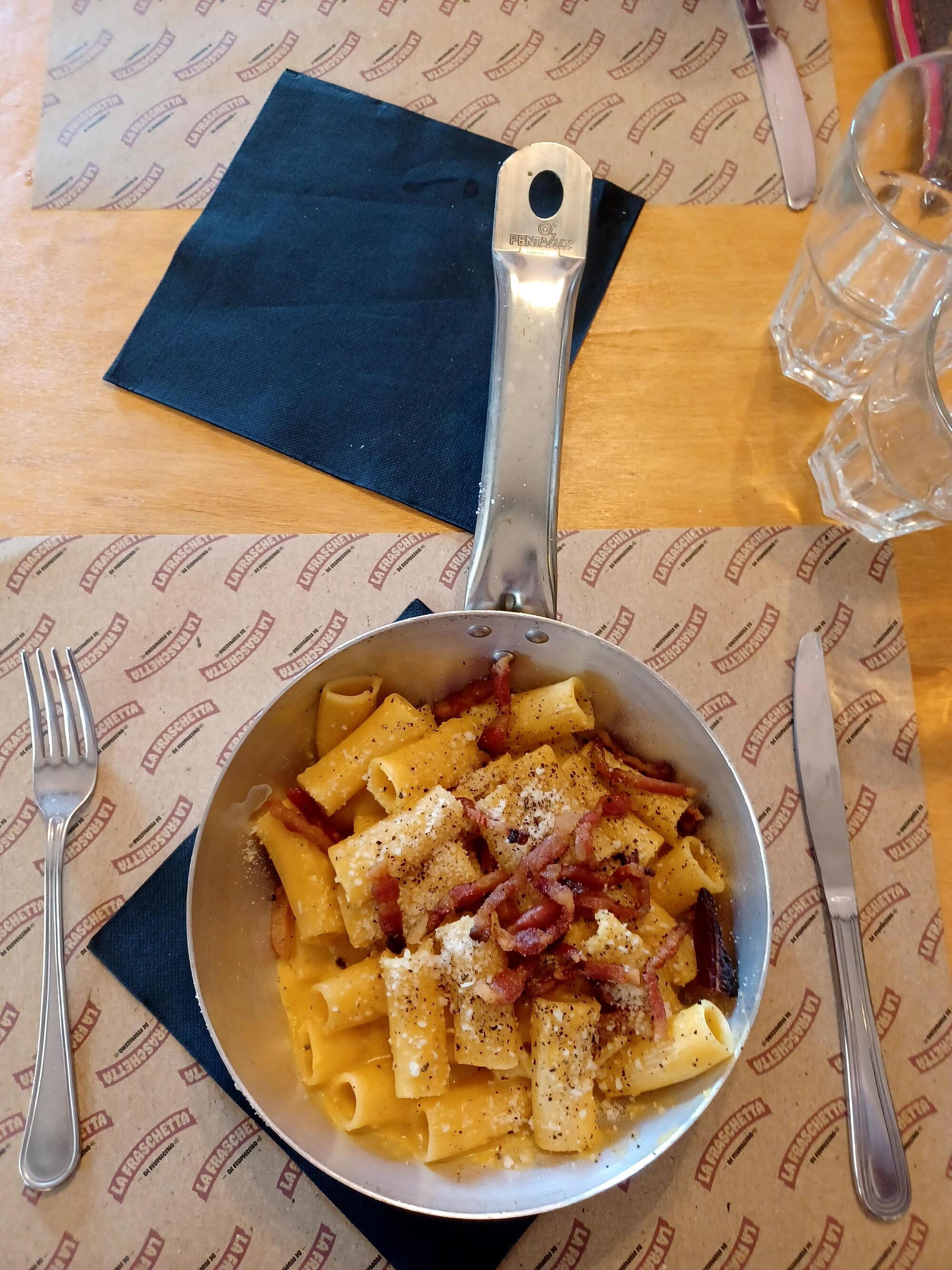 La carbonara servita in padella da La Fraschetta di Fiumicino