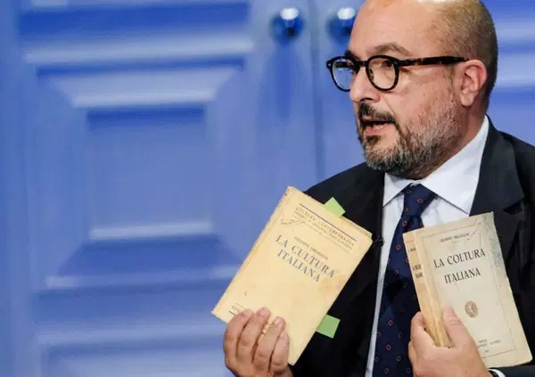 &ldquo;Sangiuliano meriterebbe il ministero della cucina&rdquo;. Sgarbi picchia sul ministro dopo la figura di mer*a su Londra e Times Square: "Ecco dove lo vedrei bene..."