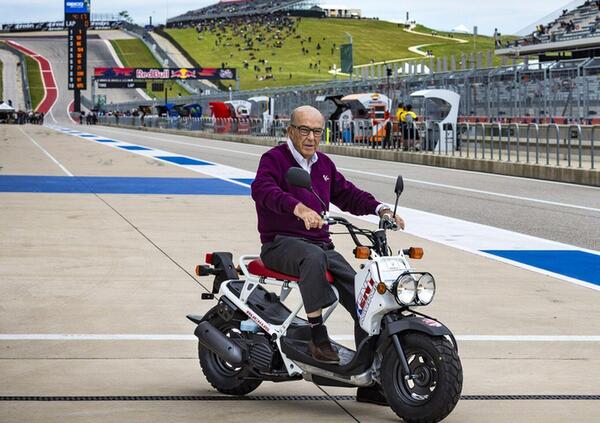 Carmelo Ezpeleta avr&agrave; anche venduto la MotoGP, ma si tiene stretta la sua poltrona: &quot;Io sono qui per rimanere&quot;