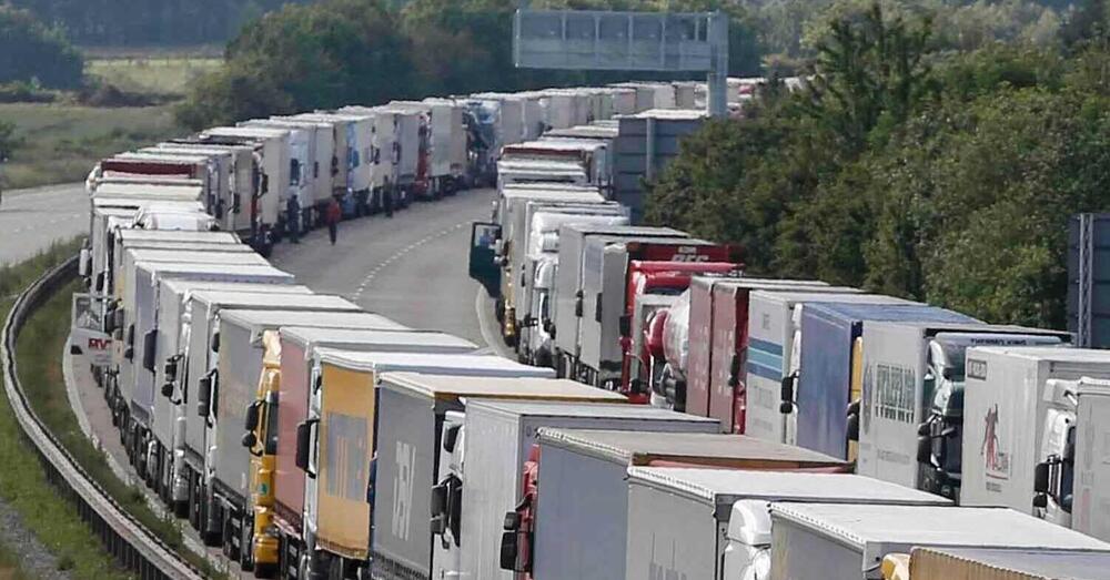 Incidente diplomatico, &egrave; guerra tra Italia e Austria su autostrade e camion: ecco cosa sta succedendo. E Salvini...