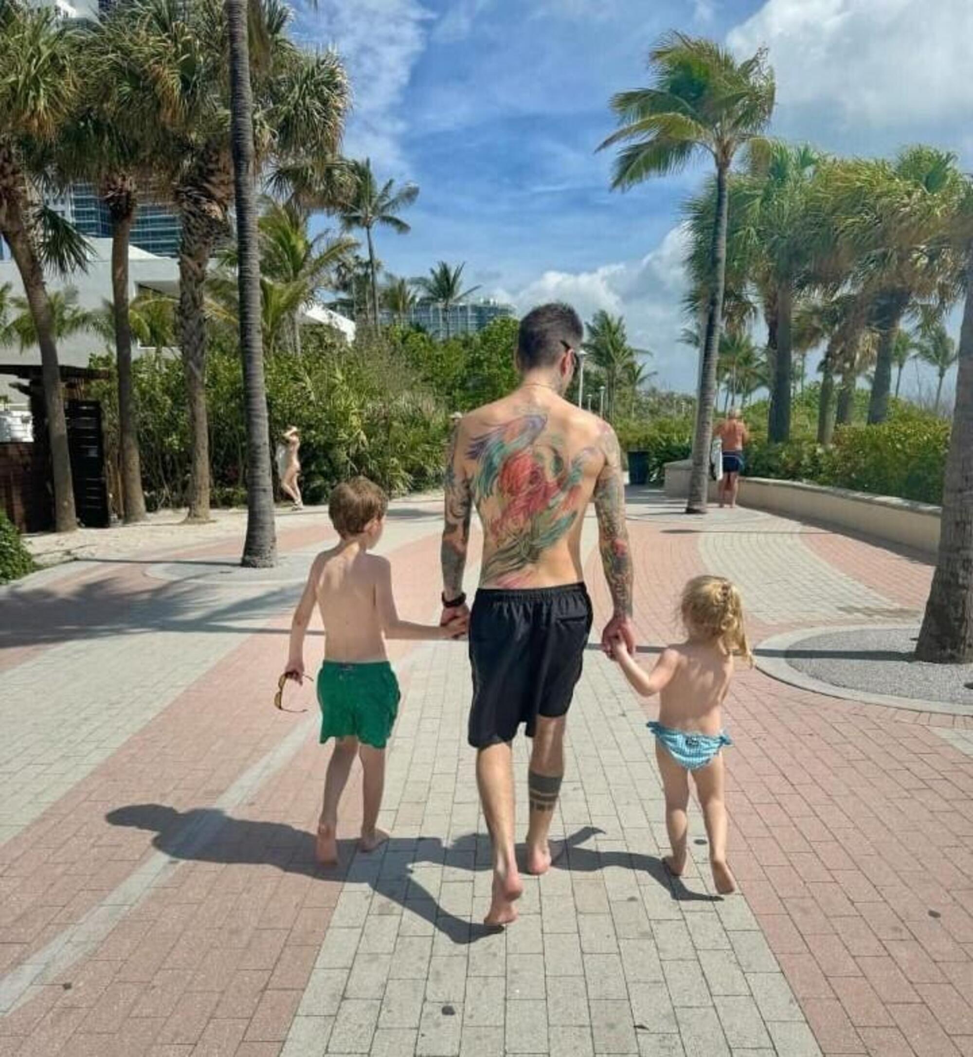 Fedez si gode la vita da papà single con i figli (di spalle) a Miami Beach