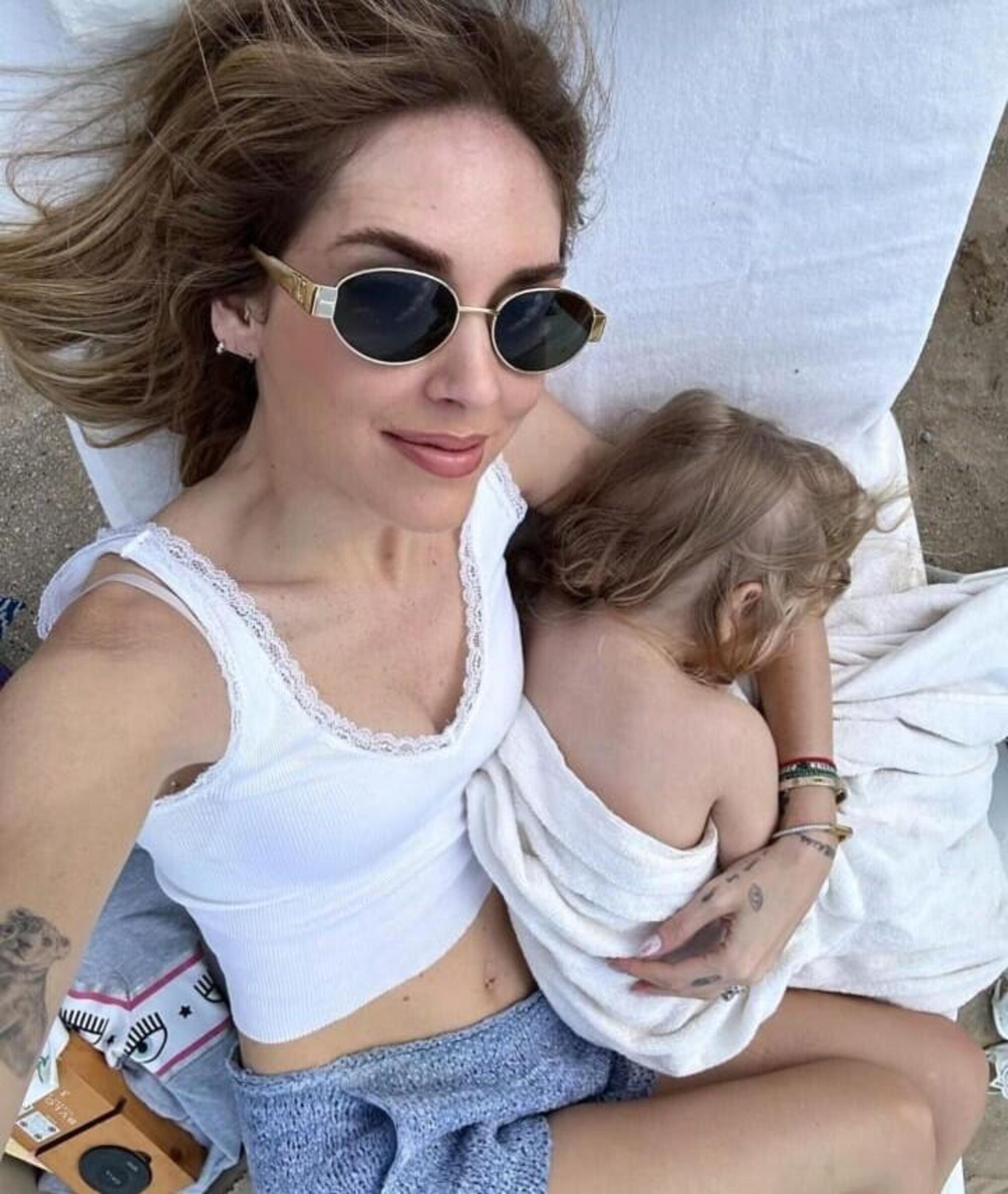 Chiara Ferragni fa lo stesso dalle spiagge di Abu Dhabi