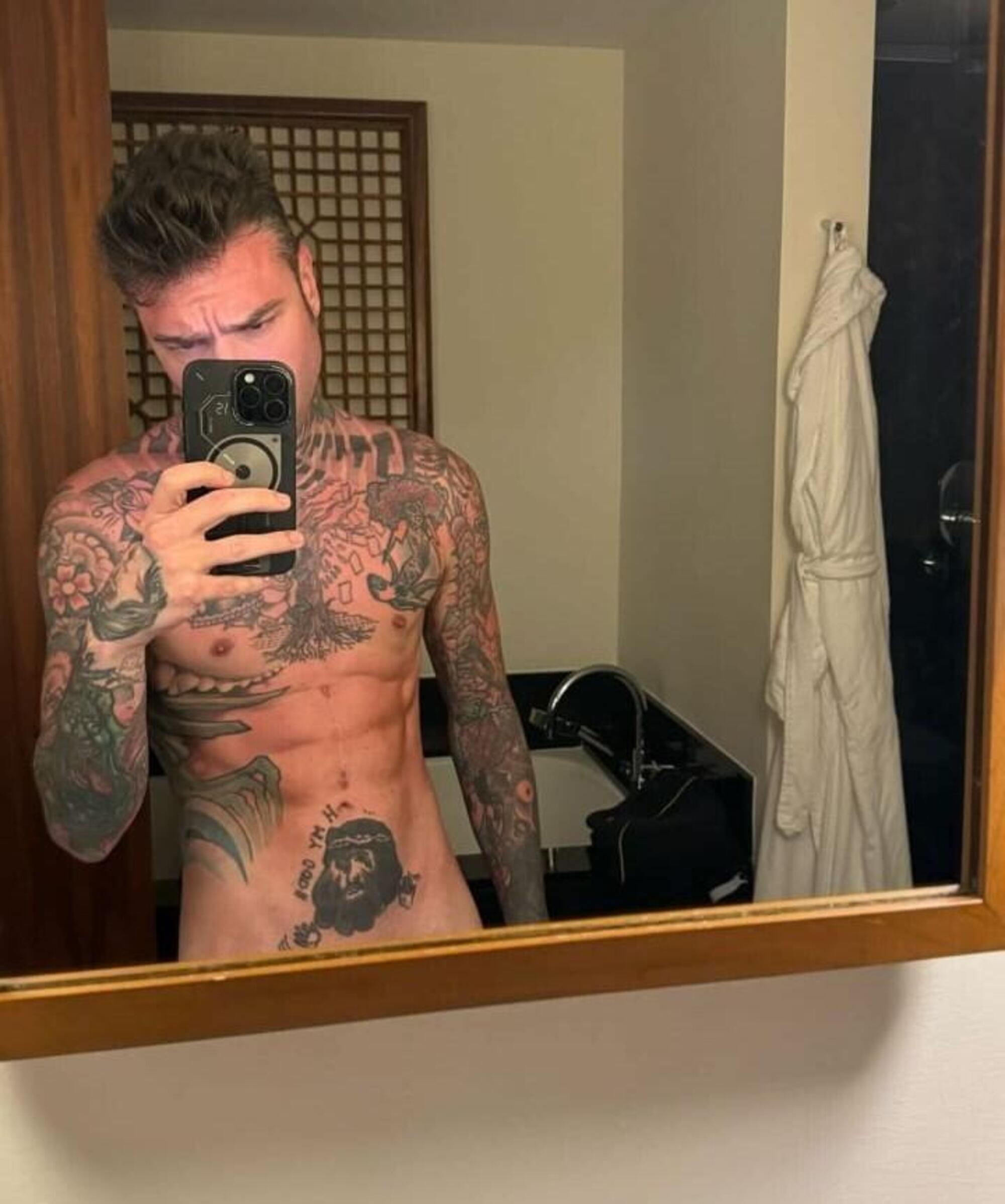 Fedez in un selfie nella nuova vita da single