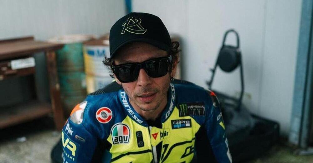 Valentino (o Vasco) Rossi in pista al Mugello con le pi&ugrave; grandi leggende del rock? Quasi, ma che stile la VR46 Riders Academy