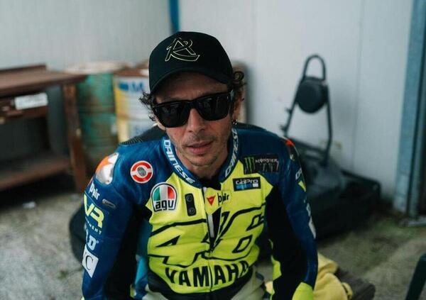 Valentino (o Vasco) Rossi in pista al Mugello con le pi&ugrave; grandi leggende del rock? Quasi, ma che stile la VR46 Riders Academy