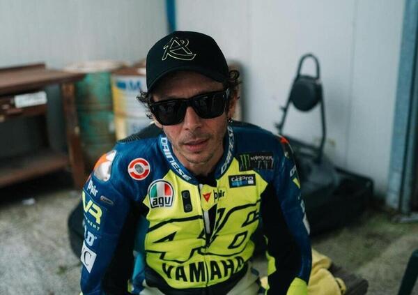 Valentino (o Vasco) Rossi in pista al Mugello con le più grandi leggende del rock? Quasi, ma che stile la VR46 Riders Academy