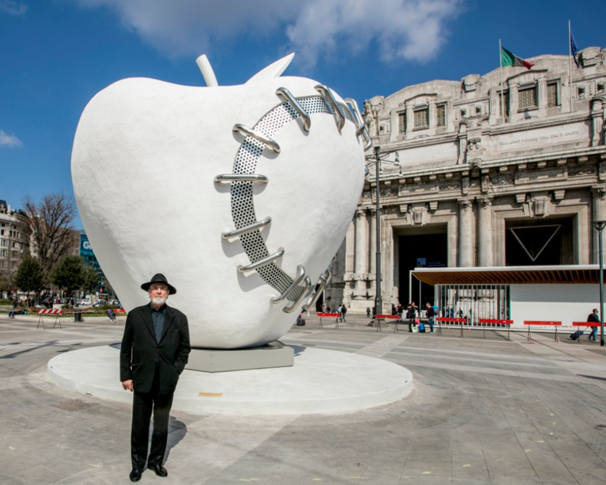 Michelangelo Pistoletto e la sua opera &quot;Mela Reintegrata&quot;