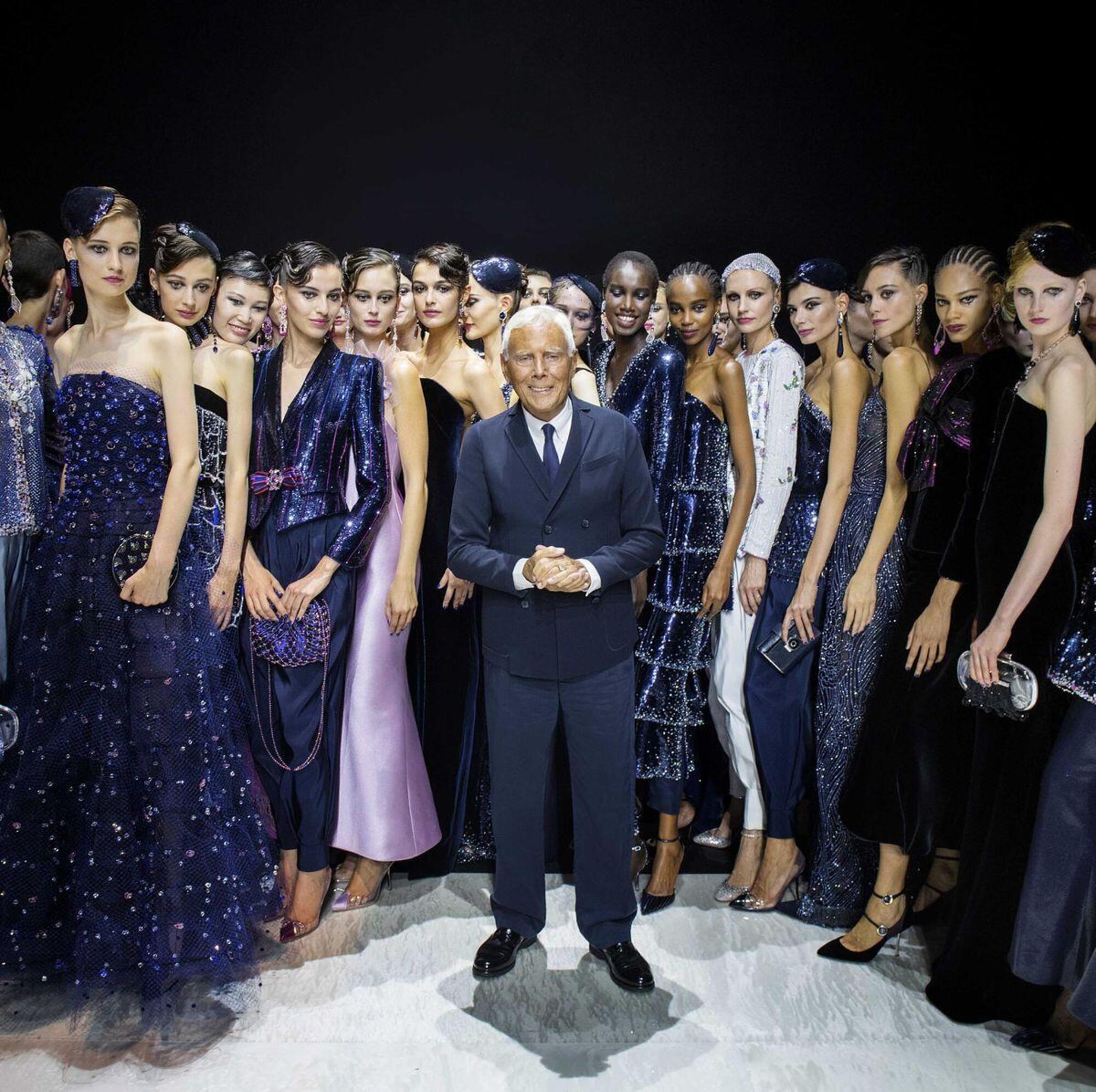 Giorgio Armani in una delle sue sfilate