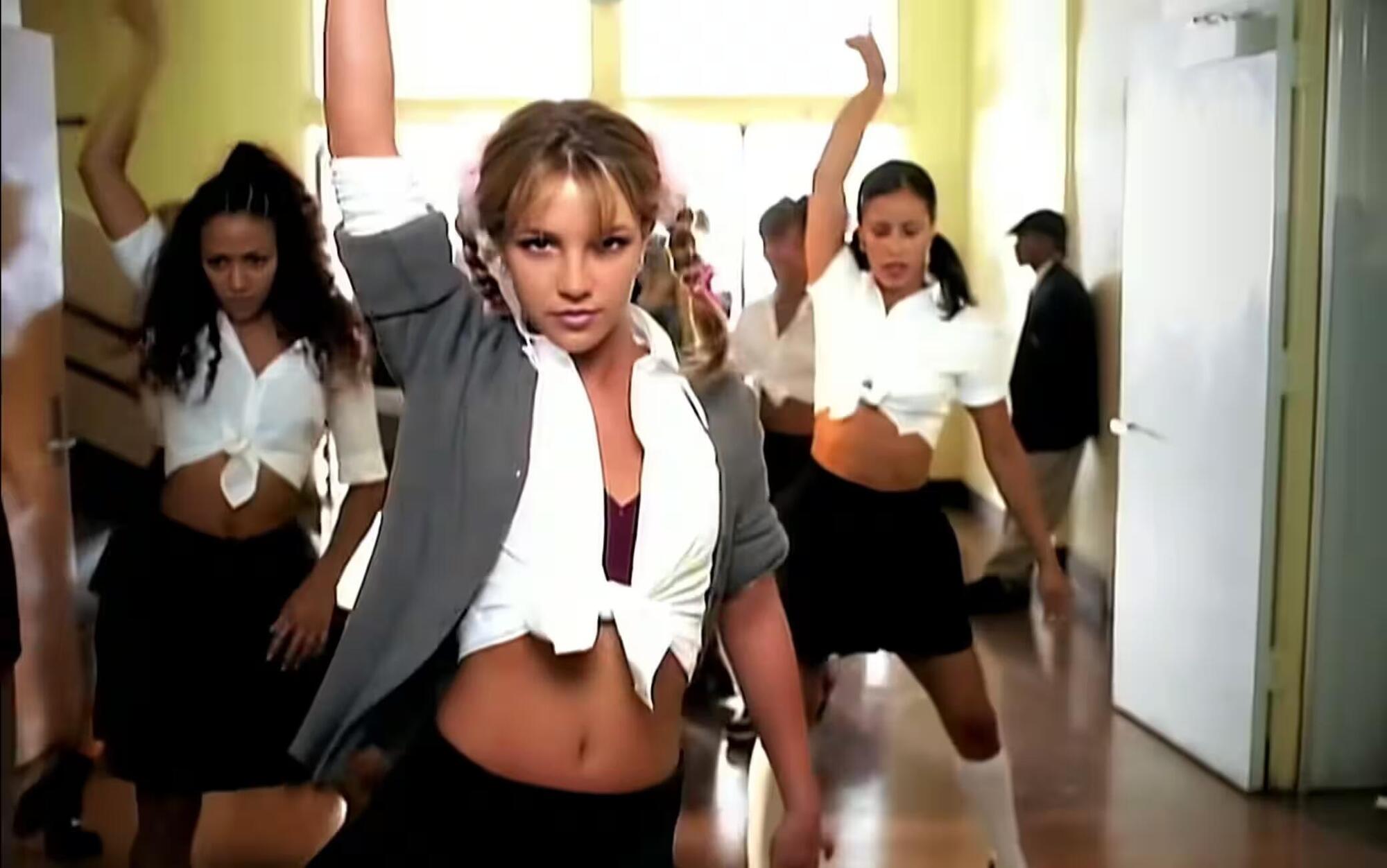 Britney Spears nel videoclip di “Baby One More Time”
