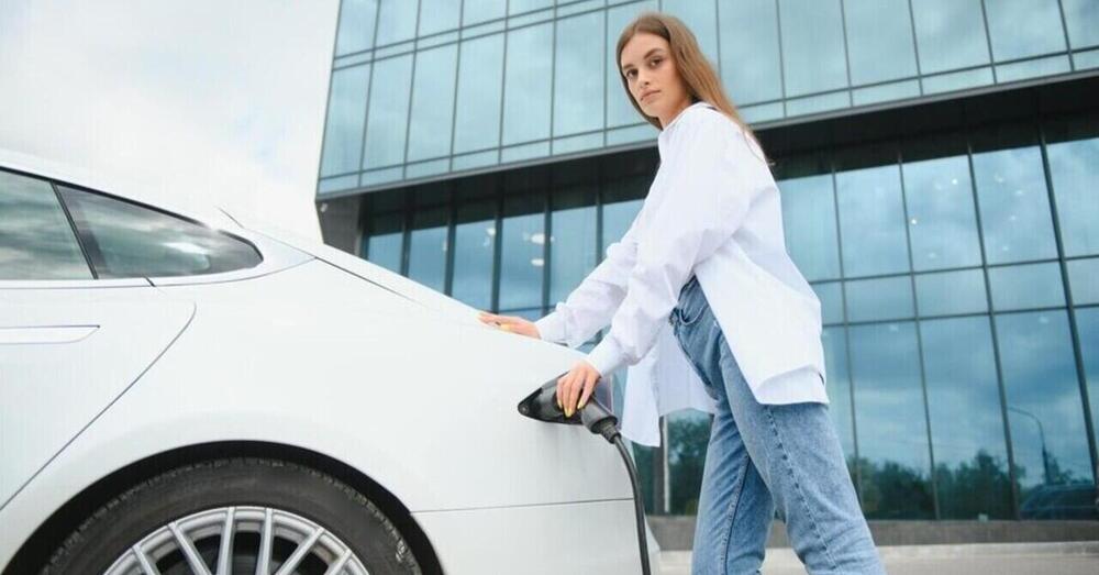 Ma davvero le auto elettriche faranno crollare ponti e parcheggi? Ecco le previsioni pi&ugrave; catastrofiche e quello che dovremmo sapere