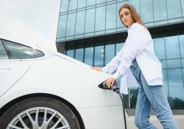 Ma davvero le auto elettriche faranno crollare ponti e parcheggi? Ecco le previsioni pi&ugrave; catastrofiche e quello che dovremmo sapere