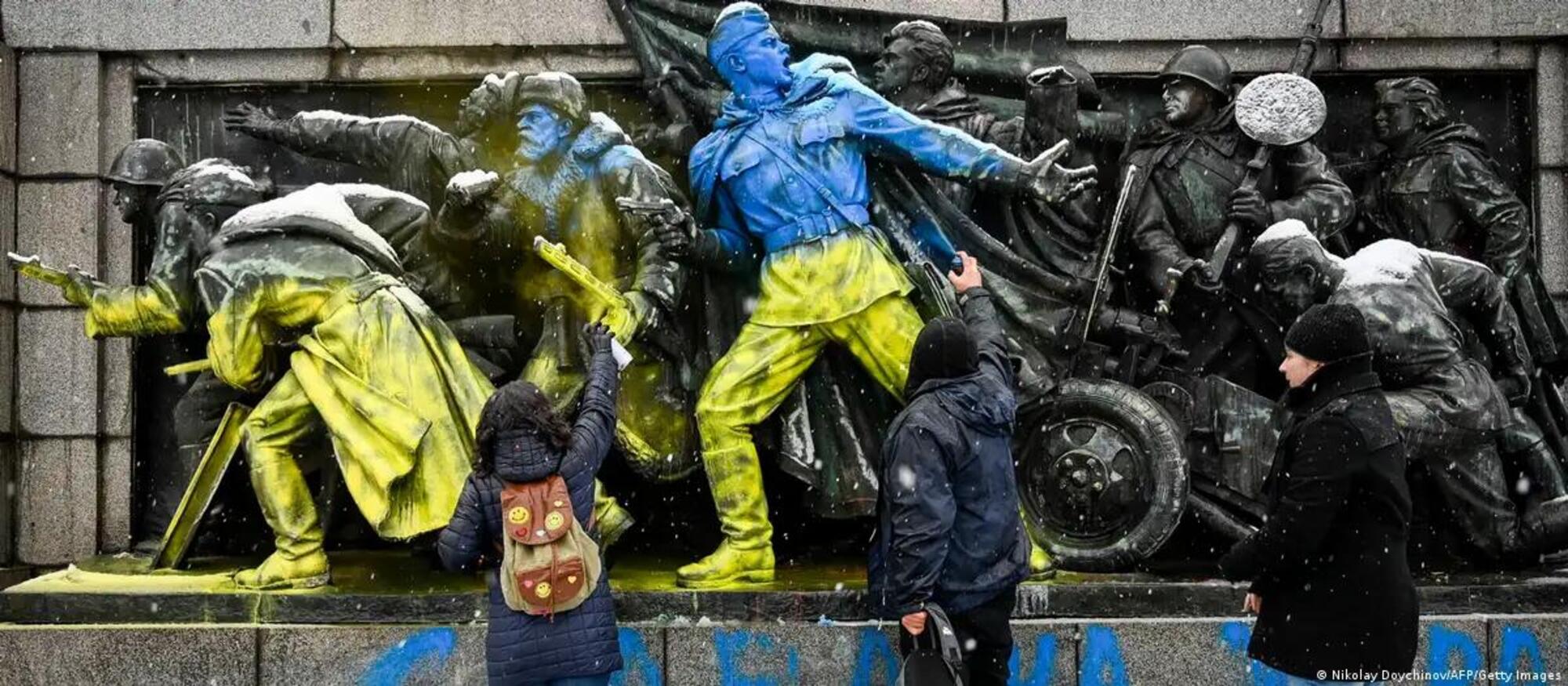 Il monumento dell&#039;Armata rossa in Bulgaria, colorato con i colori ucraini da alcuni manifestanti (e completamente smantellato negli ultimi mesi)