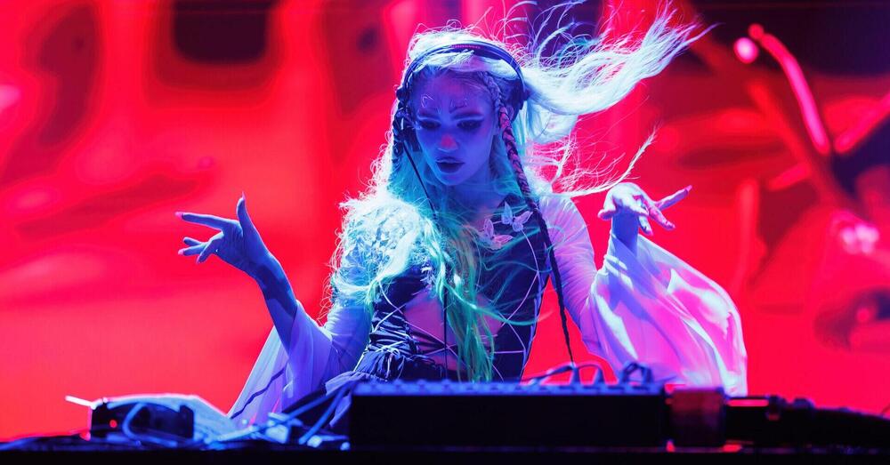 La figura di mer*a di Grimes al Coachella dimostra che il Dj &egrave; un mestiere serio, non da improvvisati della consolle