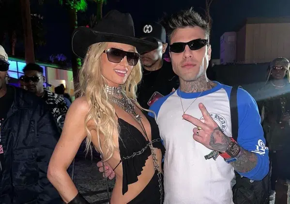 Ma come caz*o si veste Fedez senza la Ferragni? Lo stylist Vecchies: &ldquo;Confusione controllata perch&eacute; annoiato da...&rdquo;. E cosa rappresenta il Rolex?