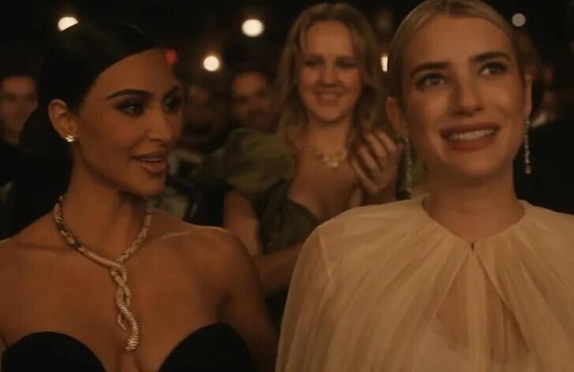 Kim Kardashian ed Emma Roberts in un&#039;altra scena della serie