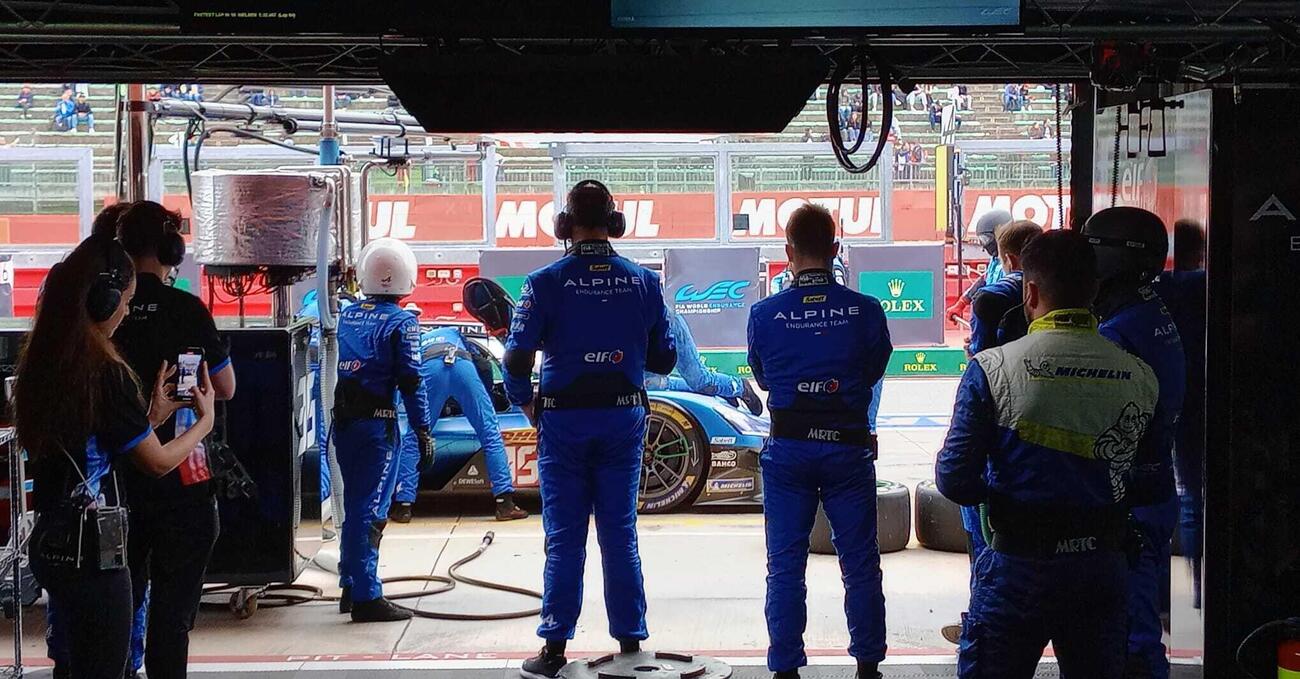 Dentro ai box del WEC a Imola per scoprire il &quot;lavoro sporco&quot; di chi realizza i sogni dei piloti