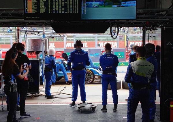 Dentro ai box del WEC a Imola per scoprire il &quot;lavoro sporco&quot; di chi realizza i sogni dei piloti