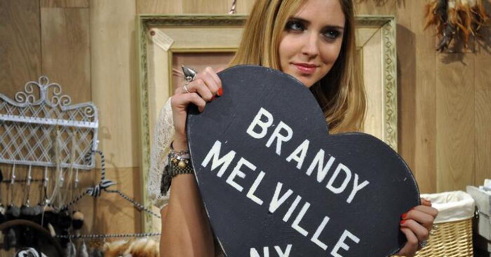 Brandy Melville, marchio indossato da Chiara Ferragni, oltre le taglie impossibili: discariche di vestiti, white supremacy e presunte molestie...