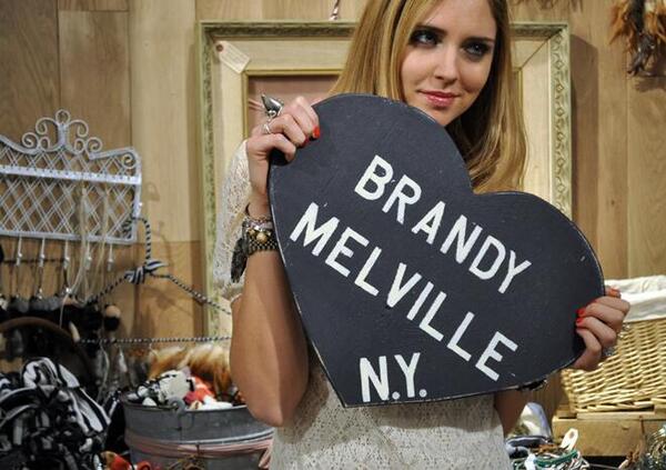 Brandy Melville, marchio indossato da Chiara Ferragni, oltre le taglie impossibili: discariche di vestiti, white supremacy e presunte molestie...
