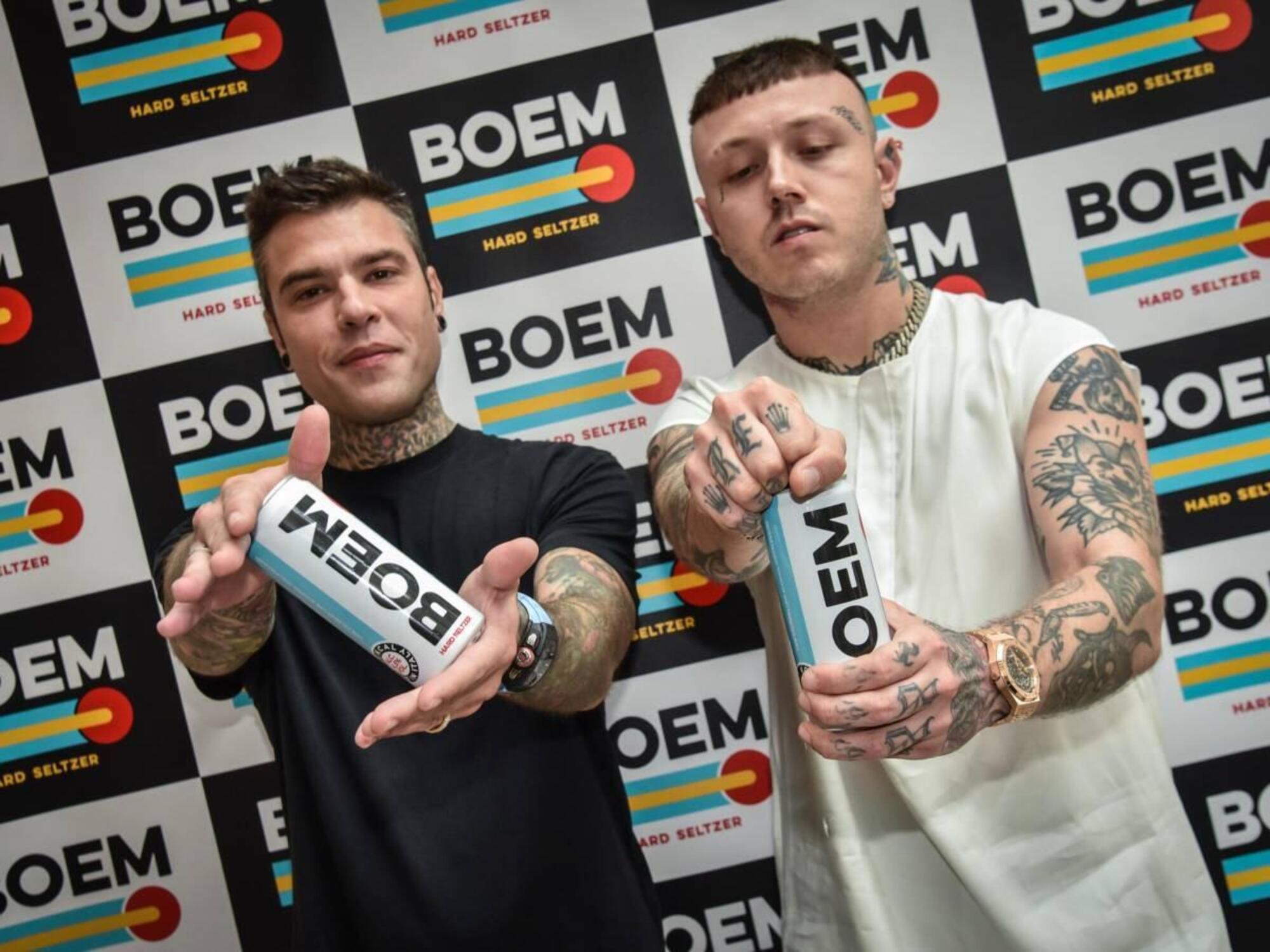 Fedez e Lazza con la bevanda Boem