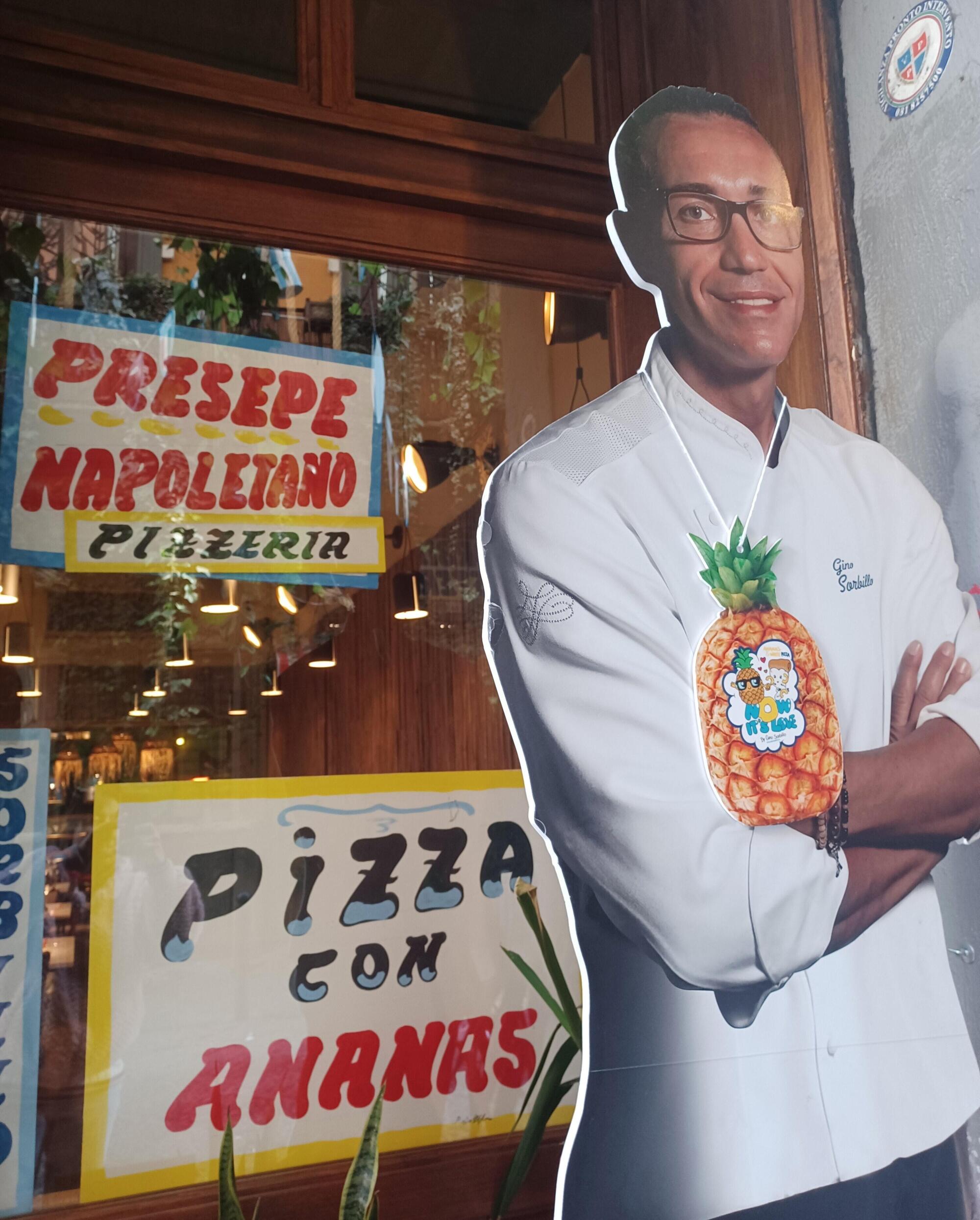 Il cartonato di Gino Sorbillo con la sua pizza all&#039;ananas