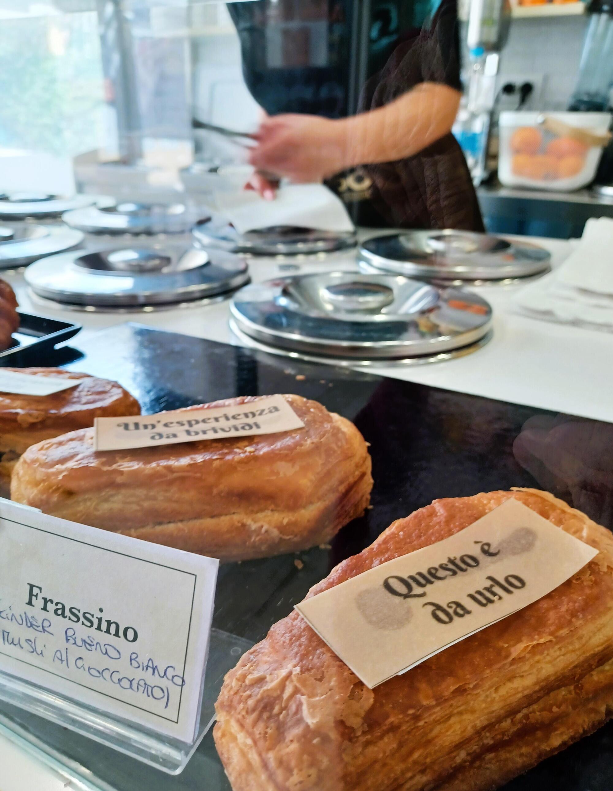 la vetrina dei croissant a forma di bara 