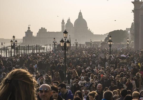 Turismo di massa a Venezia, Firenze, Tokyo: &egrave; tardi per intervenire? Ecco il mostro che sta divorando il mondo