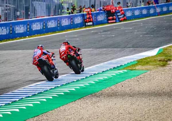 Social e MotoGP: il video virale Bagnaia vs Marquez dalle tribune di Jerez e il post del fan che ha (quasi) limonato con Marc