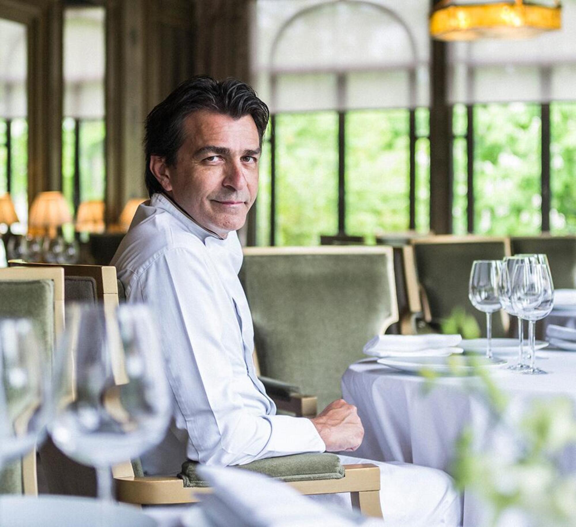 Lo chef francese Yannick Alléno in uno dei suoi ristoranti