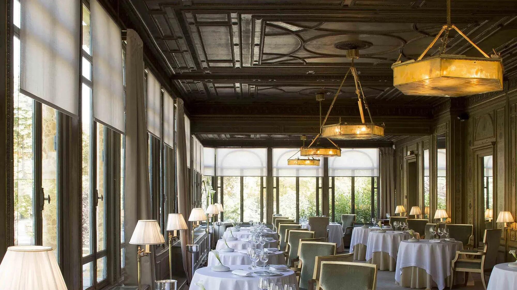 L'interno del ristorante Pavillon Le Doyen di Alléno a Parigi
