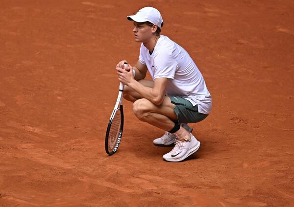 Dopo Alcaraz anche Jannik Sinner va alla Juve: terapie al J Medical (come Berrettini) dopo l&#039;infortunio all&#039;anca per provare ad arrivare al Roland Garros. Basteranno?