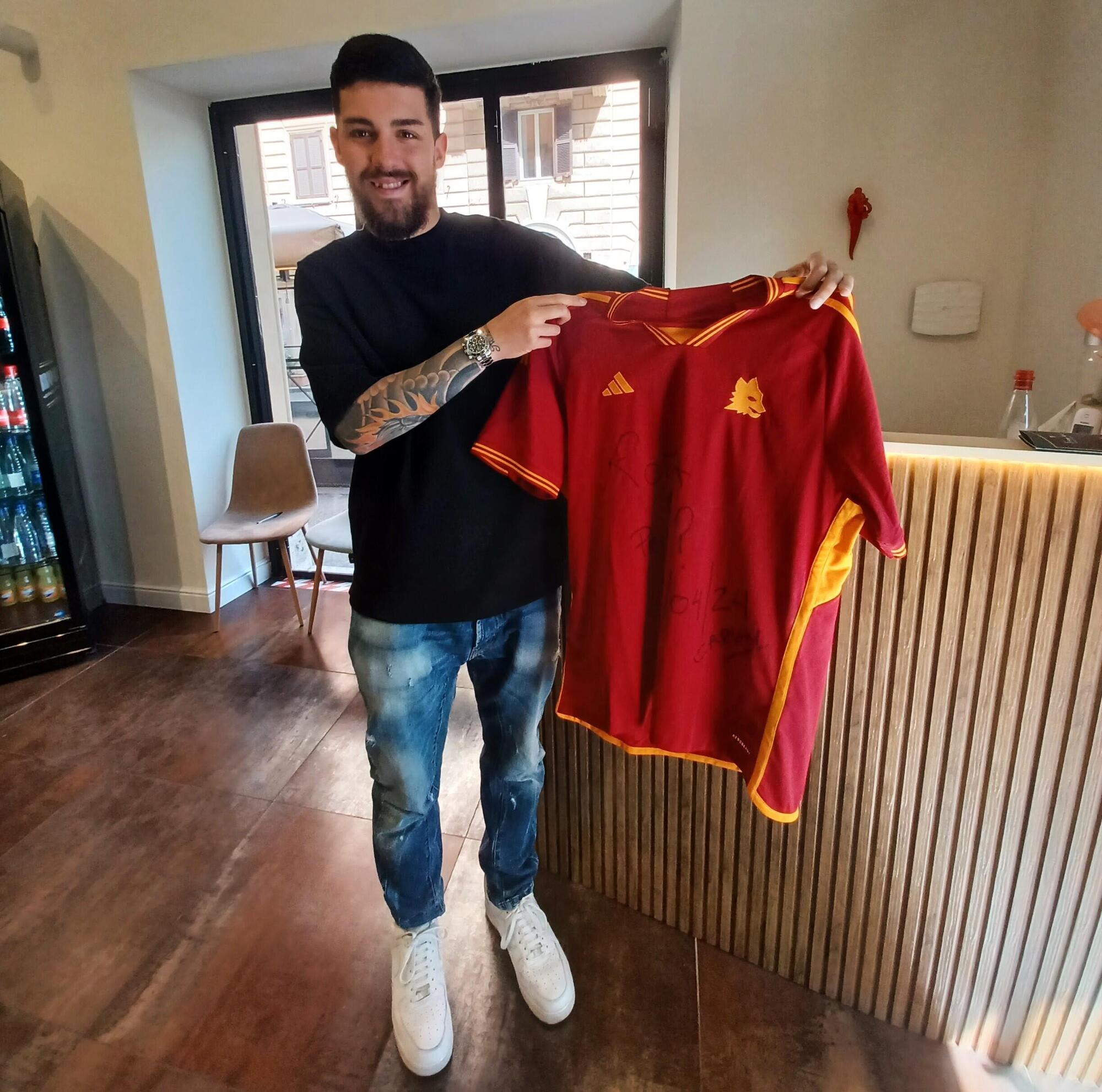 La maglia della Roma sventolata nella pizzeria di Vincenzo Capuano