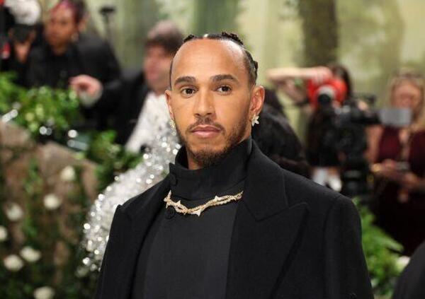 Lewis Hamilton, show al Met Gala 2024: quanto valgono i gioielli indossati a New York 